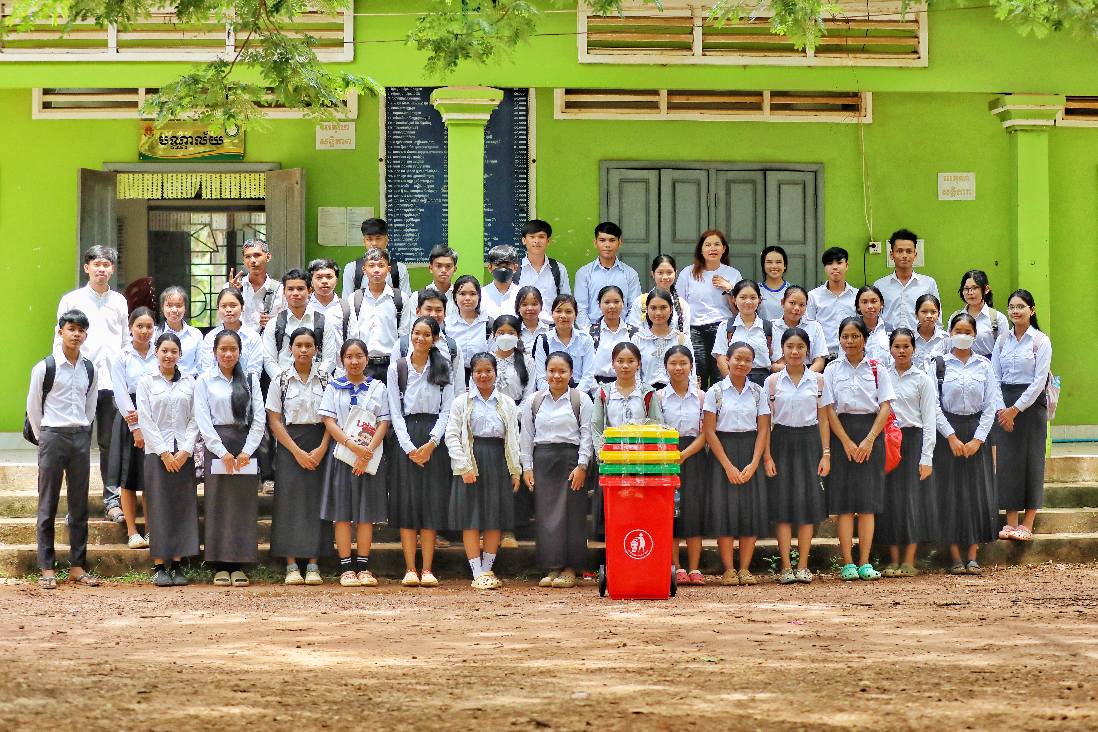 On July 5, 2025, the Cambodian Youth Network Association, in collaboration with Sandan High School in Sandan District, Kampong Thom Province, organized a sharing session on “Clean Environment and Climate Change.”